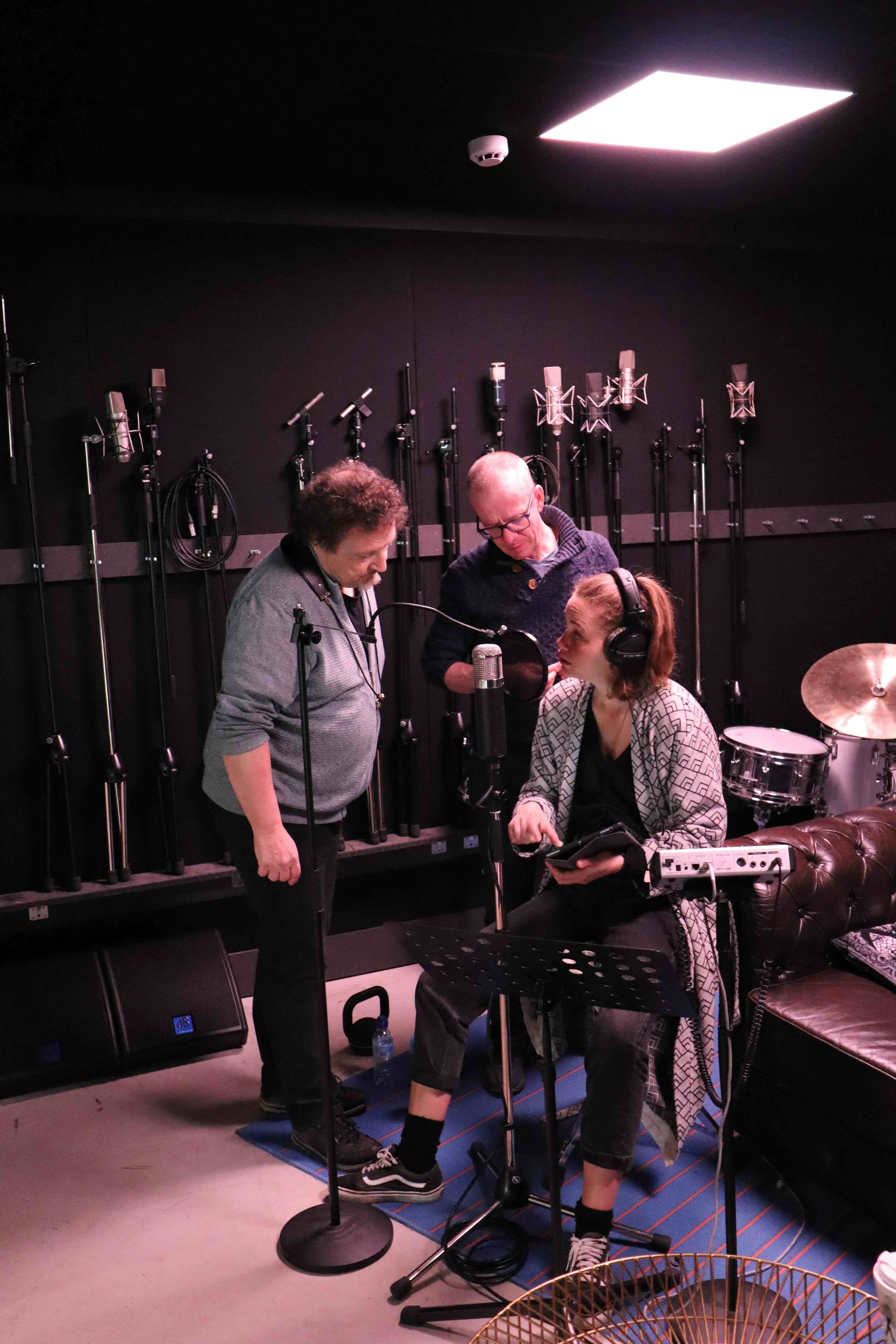 Frank Vaganée, Lode Mertens et Naima Joris en studio (DAFT, Malmedy). © Betty Vanlangendonck